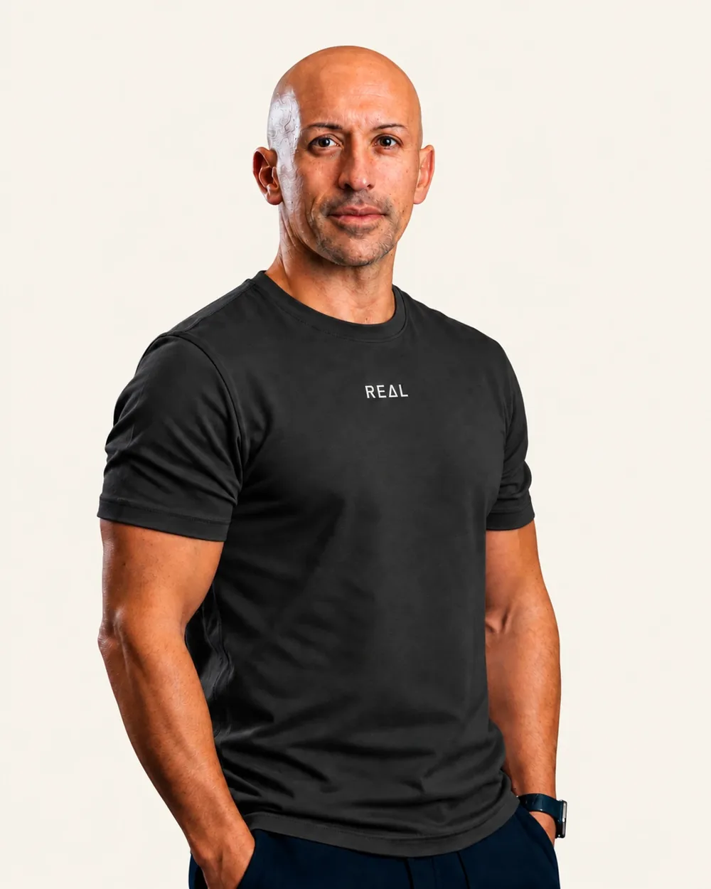 David Rico, fundador de REAL, con camiseta negra con el logotipo